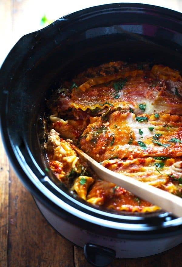 Super Easy Skinny Veggie Crockpot Lasagna - a handful of simple ingredients for a healthy family dinner. | https://weekly2.info