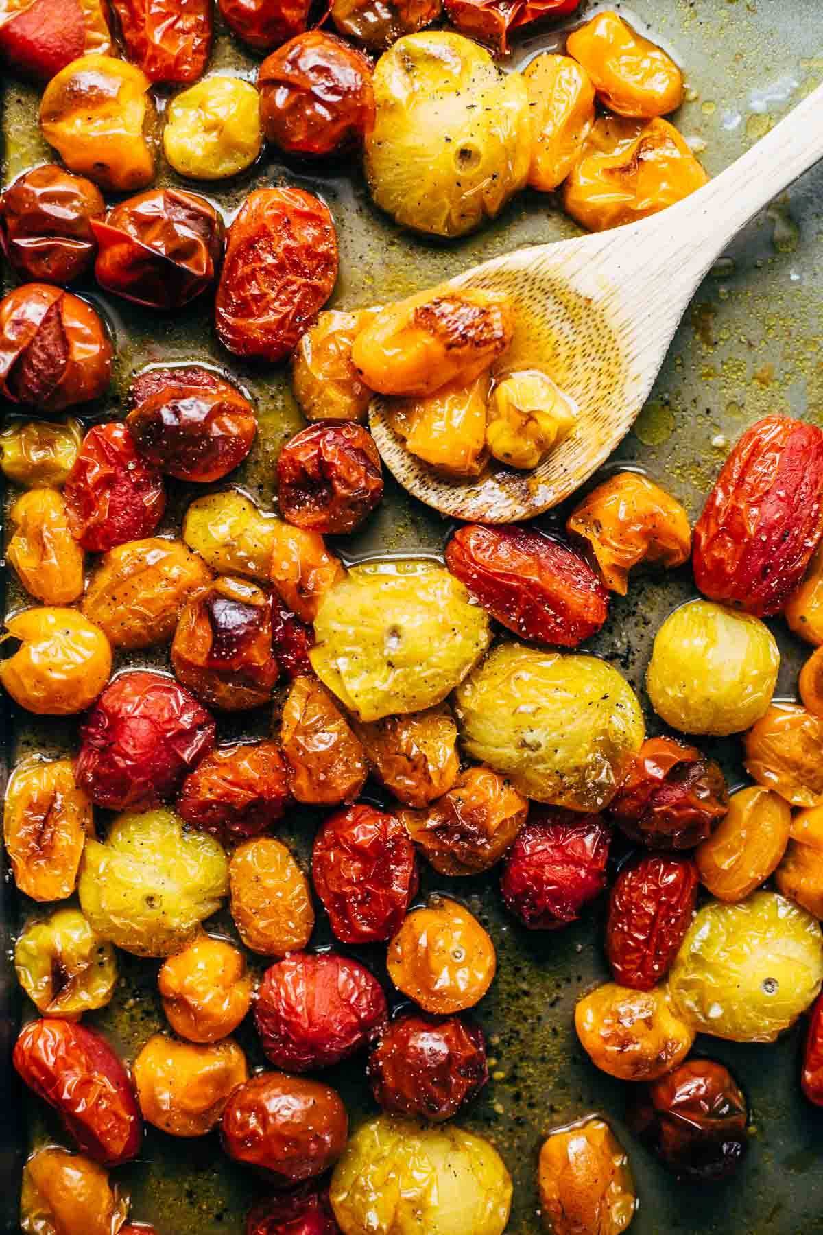Roasted Tomatoes with Goat Cheese Polenta! Fresh, juicy tomatoes, vibrant green spinach, and a creamy goat cheese polenta! | pinchofyum.com Roasted Tomatoes with Goat Cheese Polenta! Fresh, juicy tomatoes, vibrant green spinach, and a creamy goat cheese polenta! | pinchofyum.com